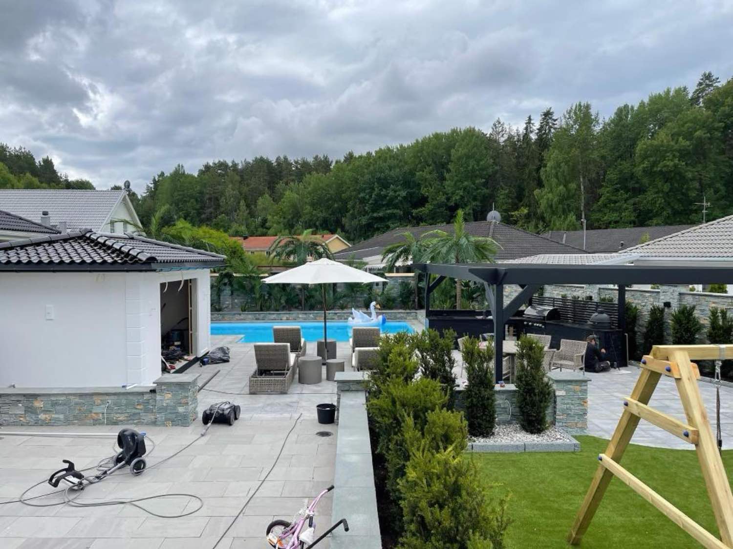 Komplett poolmiljö med pool, pooldäck och pergola byggd av Arkipel